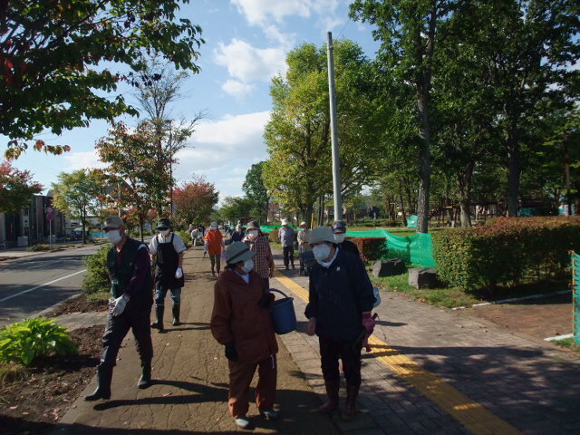 学園通り植樹マス除草実施