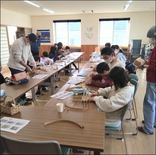 子どもレク「紙バンドのカゴ作り」