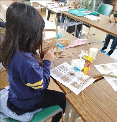 子どもレク「紙バンドのカゴ作り」