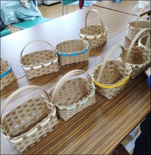 子どもレク「紙バンドのカゴ作り」